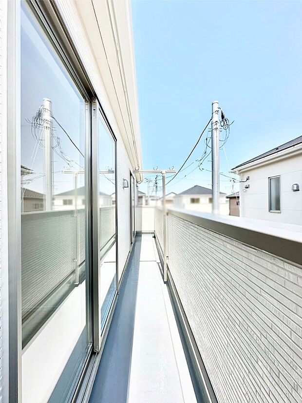 2部屋にまたがる広いバルコニー。晴れた日には洗濯物も気持ちよく干せそうですね。