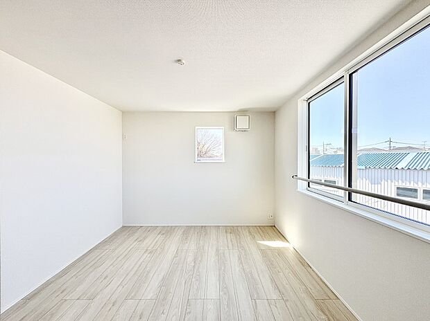 窓からのやさしい光が心地よいプライベートルーム