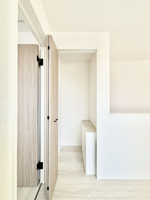 2階廊下収納。季節品や掃除用品、日用品のストックなどを収納できます。