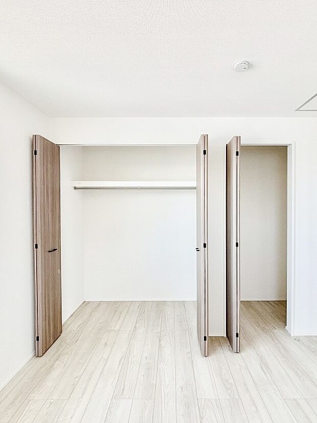 洋室のクローゼット。奥行きがあるので厚手の衣類もすっきり収まります。