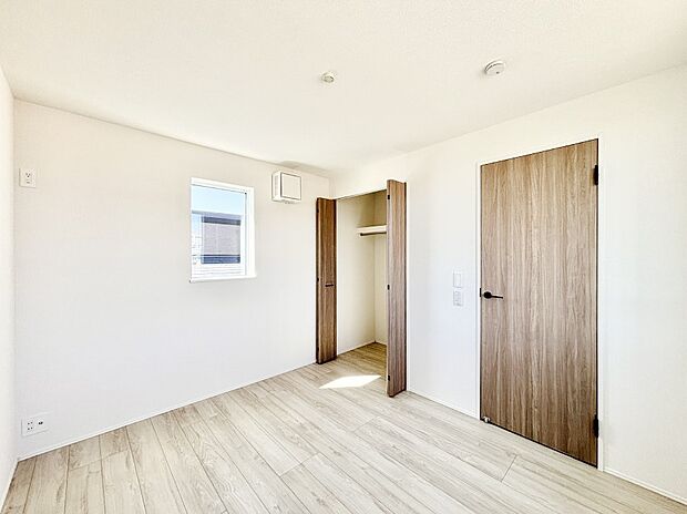 やさしい光がさしこむ居室はしっかり収納付き