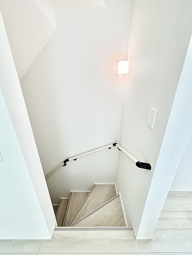 安全性を考慮し階段には手すりを設置しています