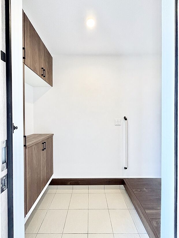 明るい玄関はお客様をお出迎えするのにぴったりです!