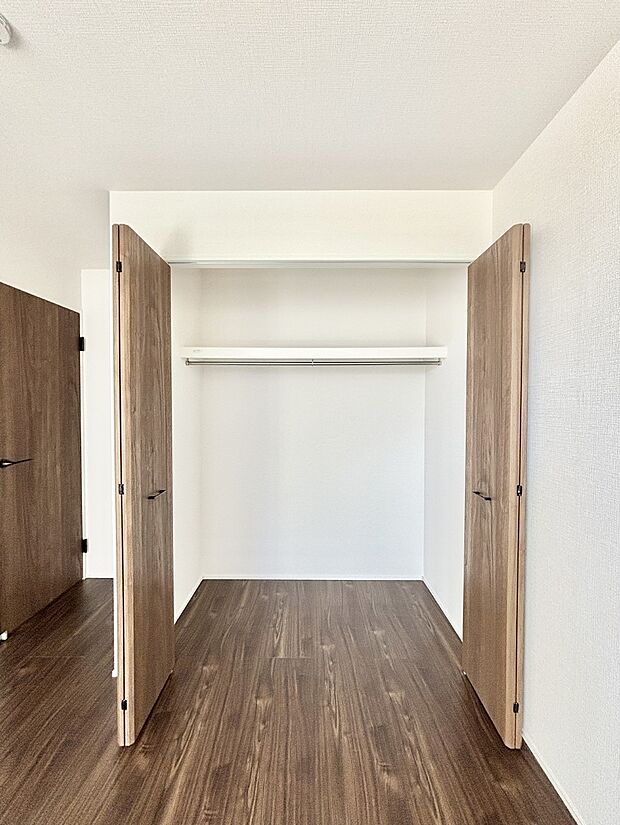 洋室のクローゼット。奥行きがあるので厚手の衣類もすっきり収まります。