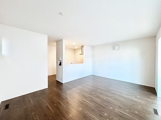 家族の笑顔が自然と生まれてくる、そんな雰囲気のダイニングに仕上がっています。