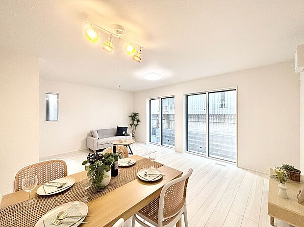 明るい陽光が注ぎ、寛ぎの雰囲気に満たされるリビング・ダイニング。