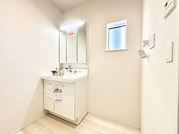 明るい洗面所は毎朝の身支度も楽しくできちゃいそうです。