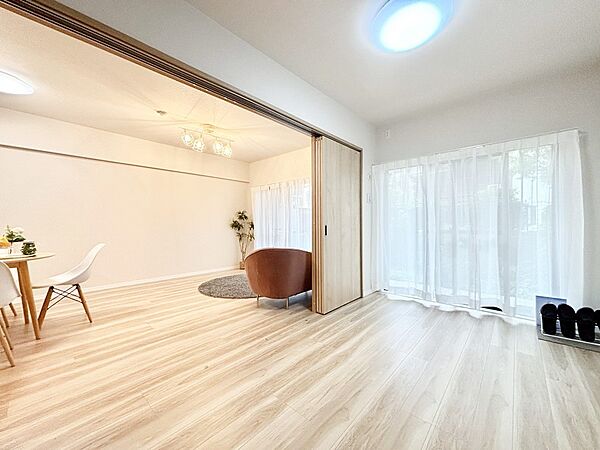 内装「無料オンライン相談」受付中！バルコニーに繋がるお部屋は開放感があります。　　