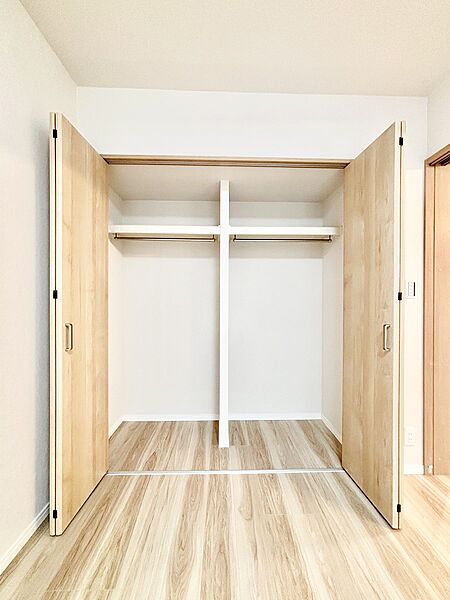 内装「無料オンライン相談」受付中！奥行きがあるので厚手の衣類もすっきり収納できます。