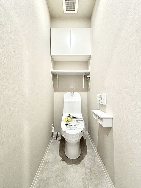 明るく清潔感のあるトイレです。