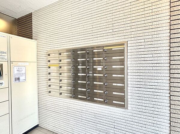 ポストはエントランス内にあるので雨に濡れず郵便が受け取れますね！