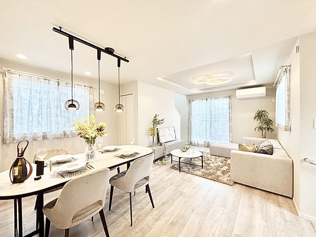 大きな窓からたっぷりの陽光と風を感じられるリビング