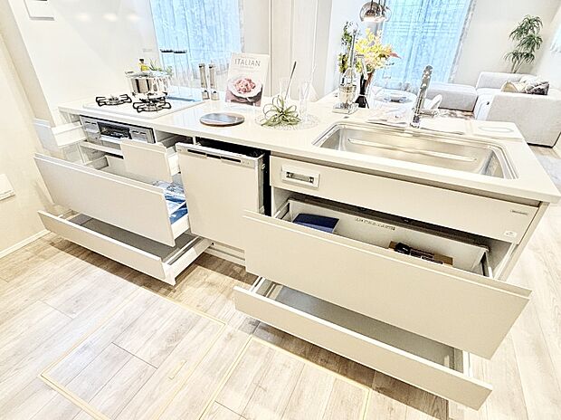 使いやすさを優先したスライド式収納タイプ!