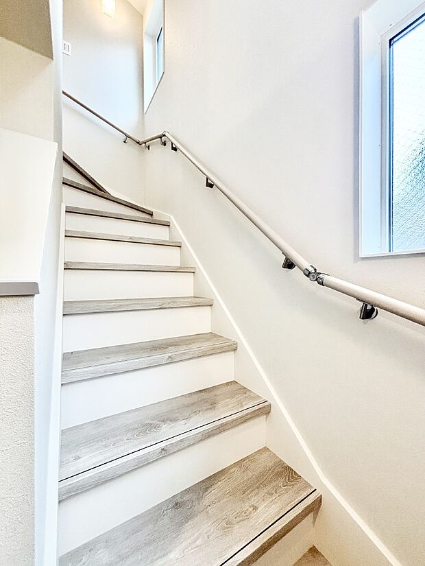 階段は手すり付きなので小さなお子さまやご高齢の方も安心です