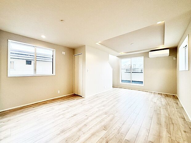 大きな窓からたっぷりの陽光と風を感じられるリビング