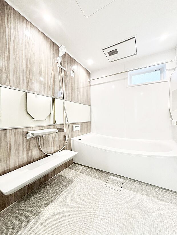 一日の疲れを癒してくれる明るい清潔感のあるバスルーム