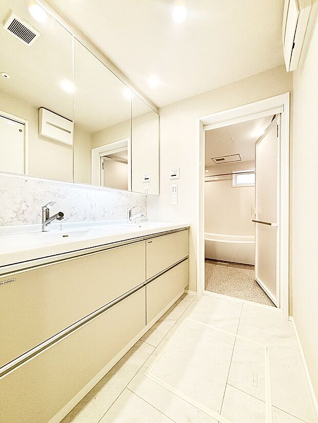 清潔感ある洗面化粧室で朝の身支度も快適