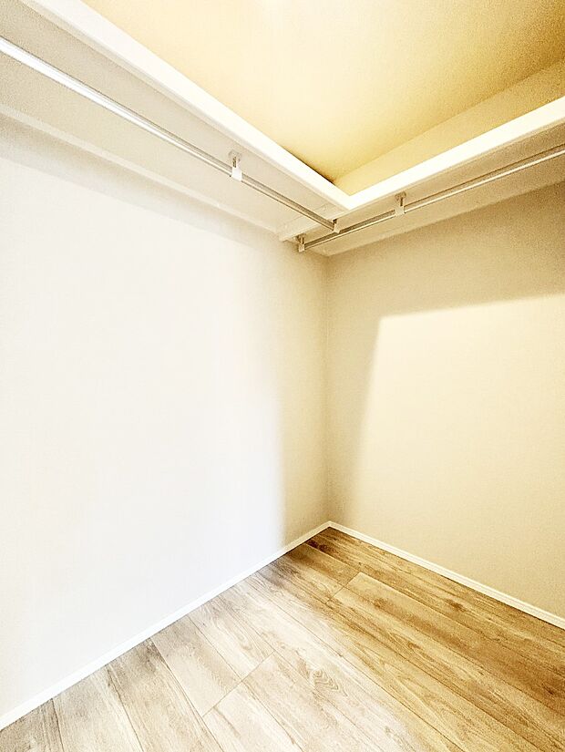 ウォークインクローゼットの活用で生活空間スッキリ