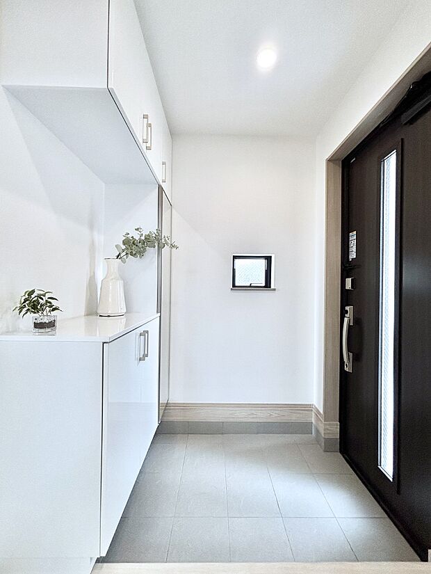 飾り棚を利用して、お越しいただくお客様をおもてなしできます。