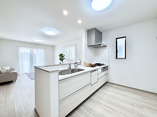 爽やかな風が通り抜けるキッチン。窓があるので明るく換気にも役立ちます。