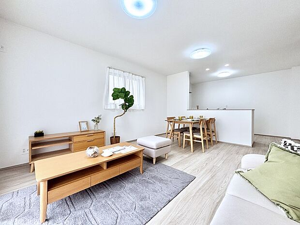 家族の笑顔が自然と生まれてくる、そんな雰囲気のダイニングに仕上がっています。