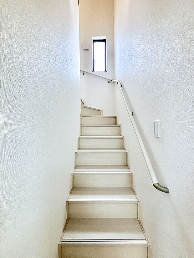 安全性を考慮し階段には手すりを設置しています