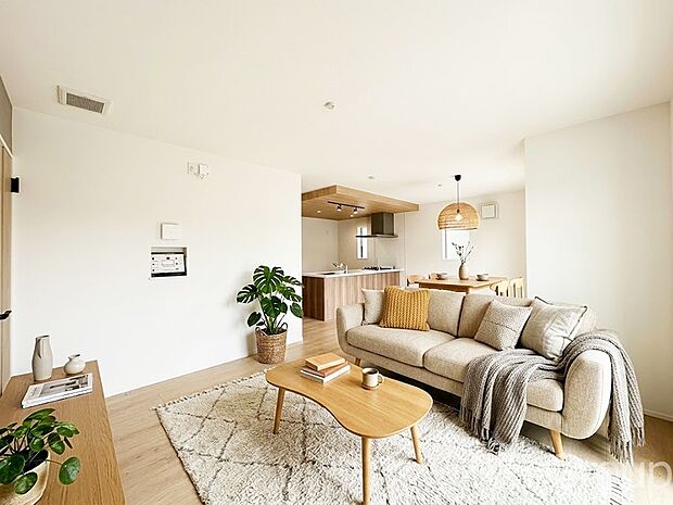 落ち着いた雰囲気のLDKは家族みんなの快適空間 ※家具はCGです