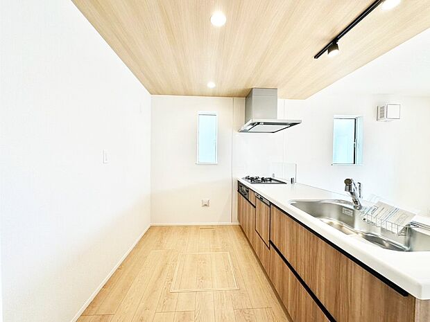 広々とした使い勝手の良いキッチンで日々のお料理も楽しくなりそう