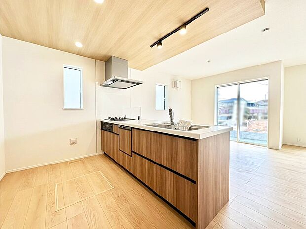 カウンター越しに楽しいおしゃべり。いつものお料理がもっと美味しくなりそうですね。