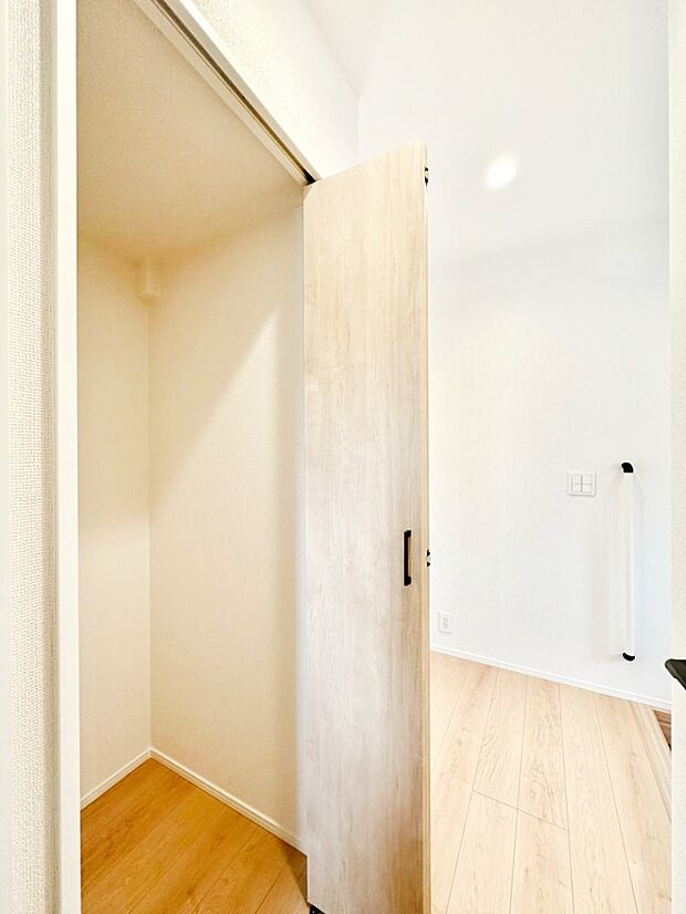 廊下収納。たっぷりの収納スペースで快適に暮らせそう