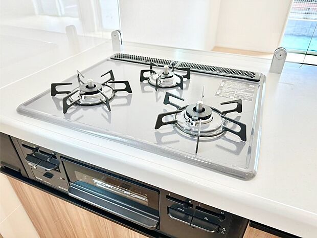 ガスコンロはSiセンサー搭載。火力調節や焦げ付き・消し忘れも防いでくれます。