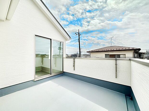 ゆったりバルコニーだから沢山お洗濯ものを干せます。