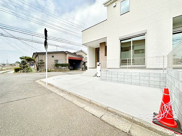 目の前が駐車場だと雨の日も大量にお買い物をした時も便利ですね