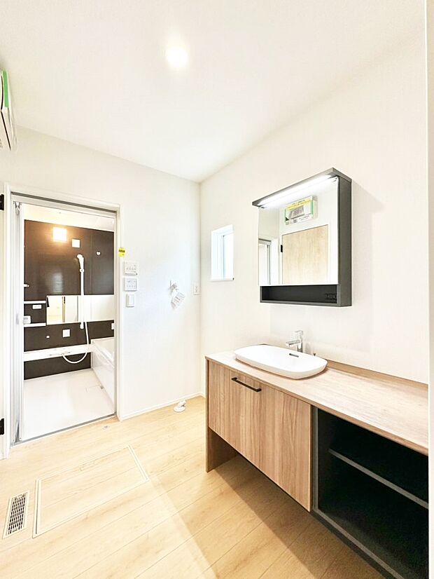 ゆとりの洗面スペースで朝の身支度もラクラク