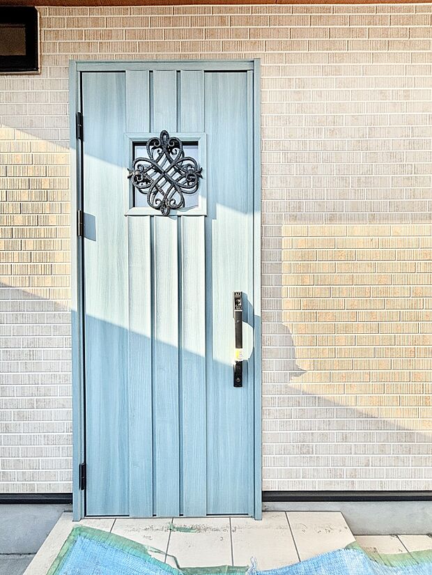 大切な家族、来客を出迎える玄関。