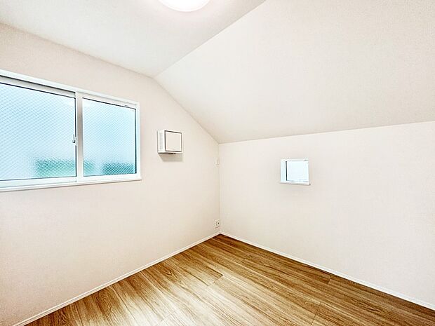 2面採光で気持ちよく自然光が取り入れられるのでお子様のお部屋にもピッタリ