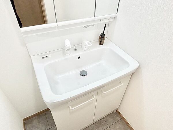 ハンドシャワー付き！使いやすい洗面台。