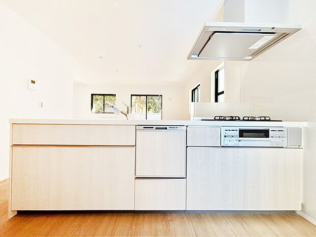 食洗機・浄水器・3ツ口コンロなどデザイン性も機能性も兼ね備えたシステムキッチン!