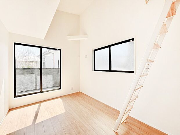 お部屋を有効活用できるロフト付きの洋室!スッキリとした空間で過ごせます。