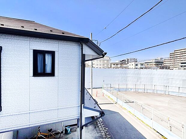 バルコニーからの眺望です。心地よい風が感じられそうですね!