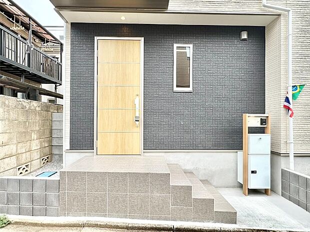 住まいの顔を演出する、玄関ドア。