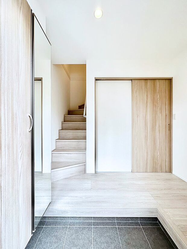 明るい玄関はお客様をお出迎えするのにぴったりです!