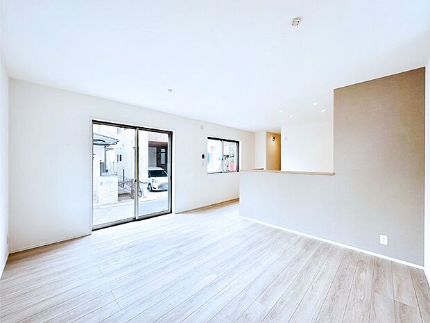 アクセントクロスがお洒落なリビング。家族でのんびりくつろげる広々スペース