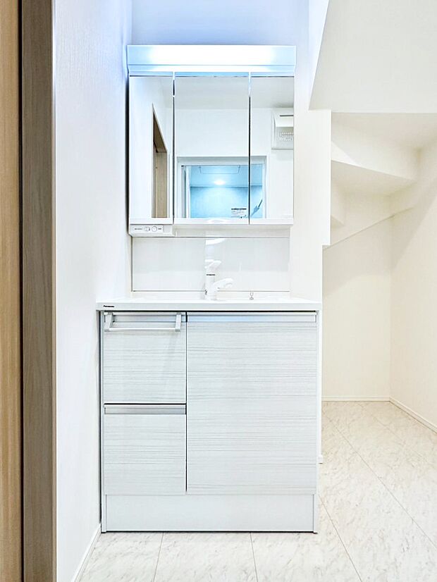 大きく見やすい三面鏡で清潔感ある洗面台は、身だしなみチェックや肌のお手入れにおすすめです。