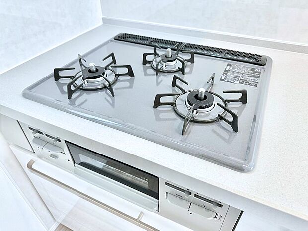 ガスコンロはSiセンサー搭載。火力調節や焦げ付き・消し忘れも防いでくれます。