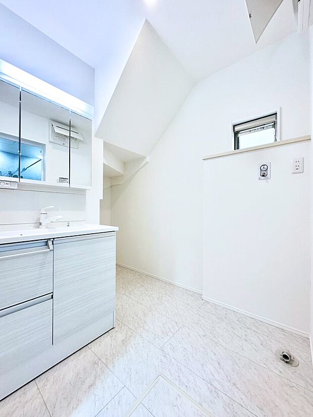 小窓がついているので湿気の多い場所でも換気が十分行えます。毎日の身支度を気持ち良く!