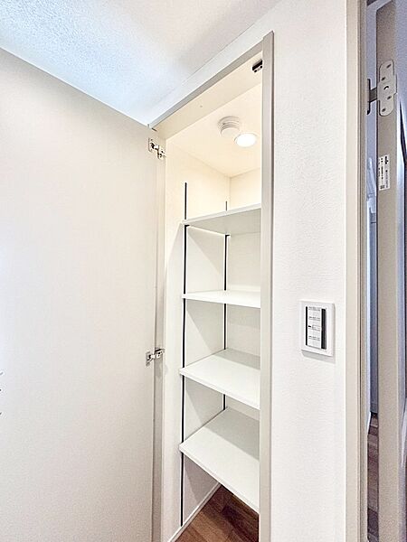廊下収納。掃除用具や日用品のストックなどをすっきり収納。