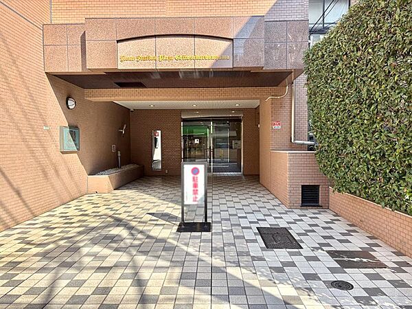 外観 綺麗なエントランスは、居住者を優しく迎えいれてくれます