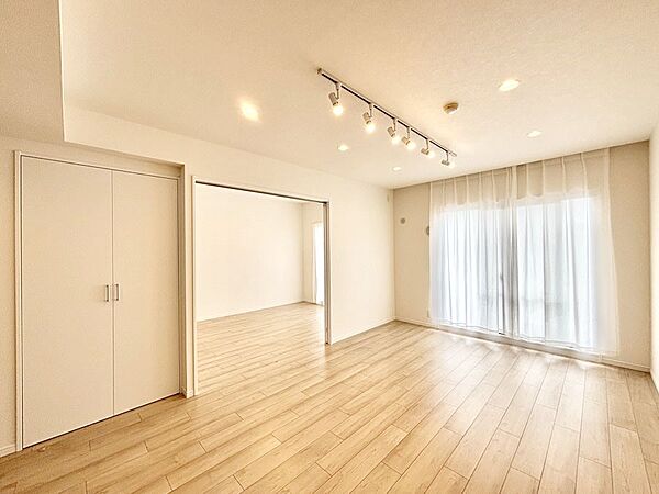 明るい陽光が注ぎ、寛ぎの雰囲気に満たされるダイニング。