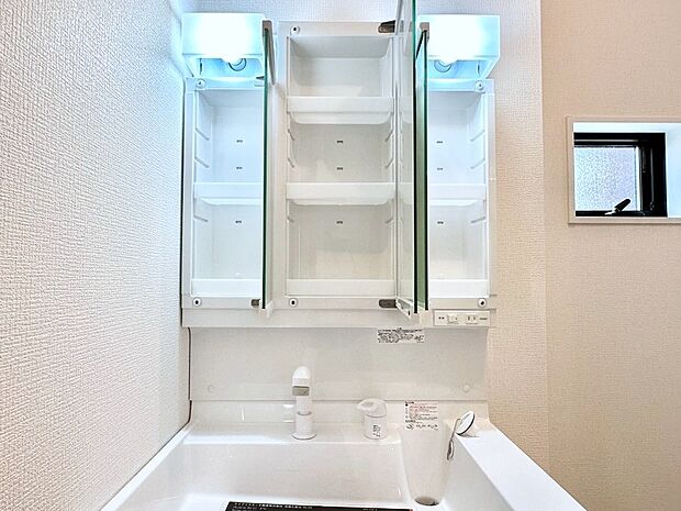 設備「無料オンライン相談」受付中!三面鏡の裏に、化粧品や衛生用品などを収納可能